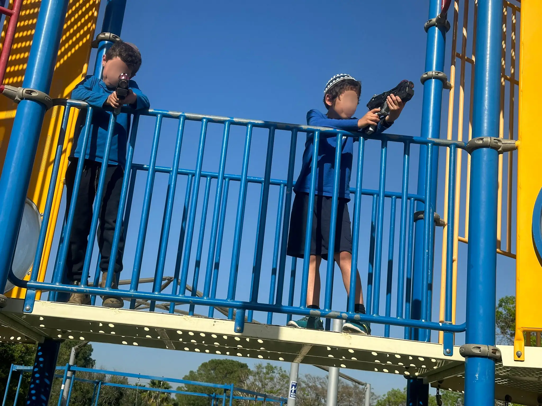 שני שחקנים שומרים מלמעלה על מתקן משחקים